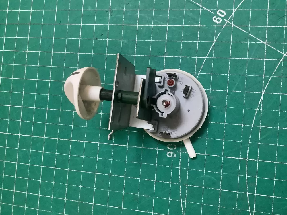 Frigidaire 137015000 Washer Pressure Switch AZ221293 | SLA70