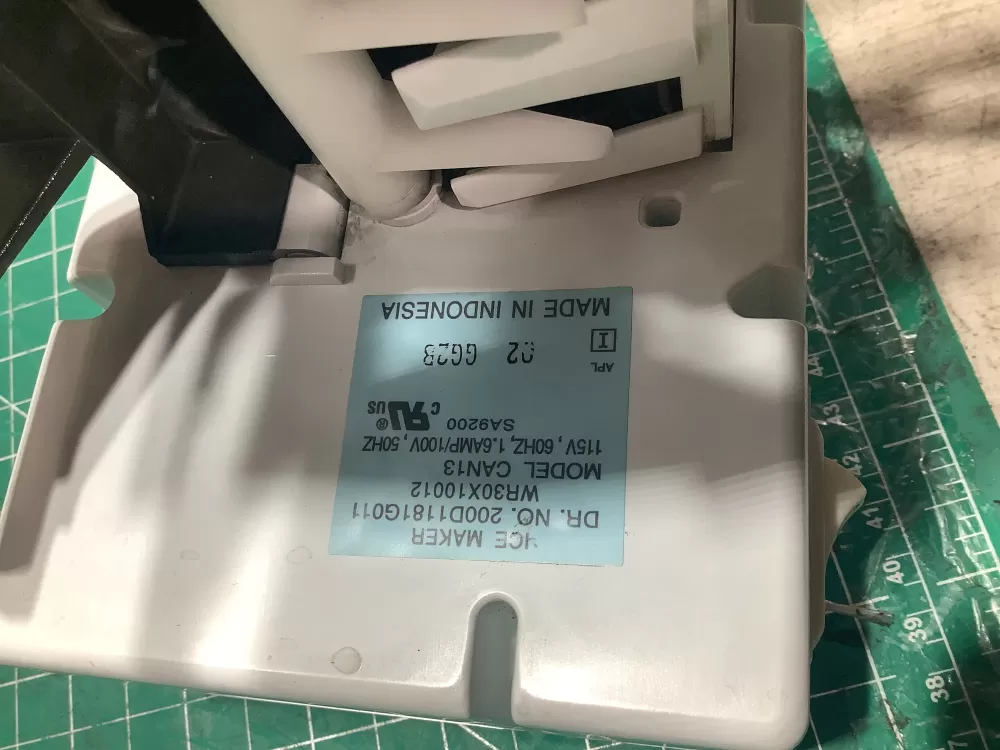 GE Hotpoint 200d1181g011 Refrigerator Ice Maker AZ158131 | SL15