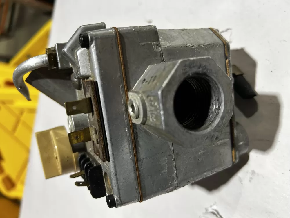 Carrier Bryant Furnace Gas Carrier Bryant Valve 301275704 AZ161242 | Sl124