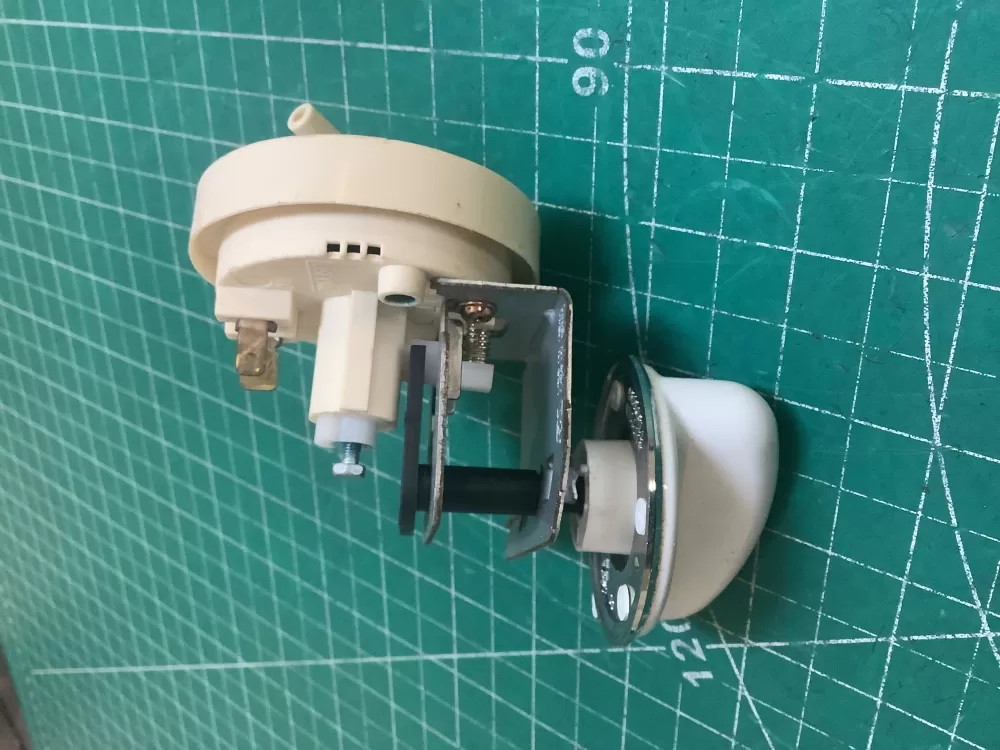 GE Washer WH12X10065 175D2290P028 Pressure Switch AZ221295 | SLA70