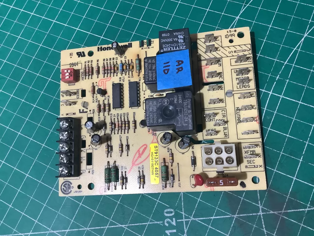  ST9120C 4057 Furnace Control Board Honeywell AZ195965 | AR110