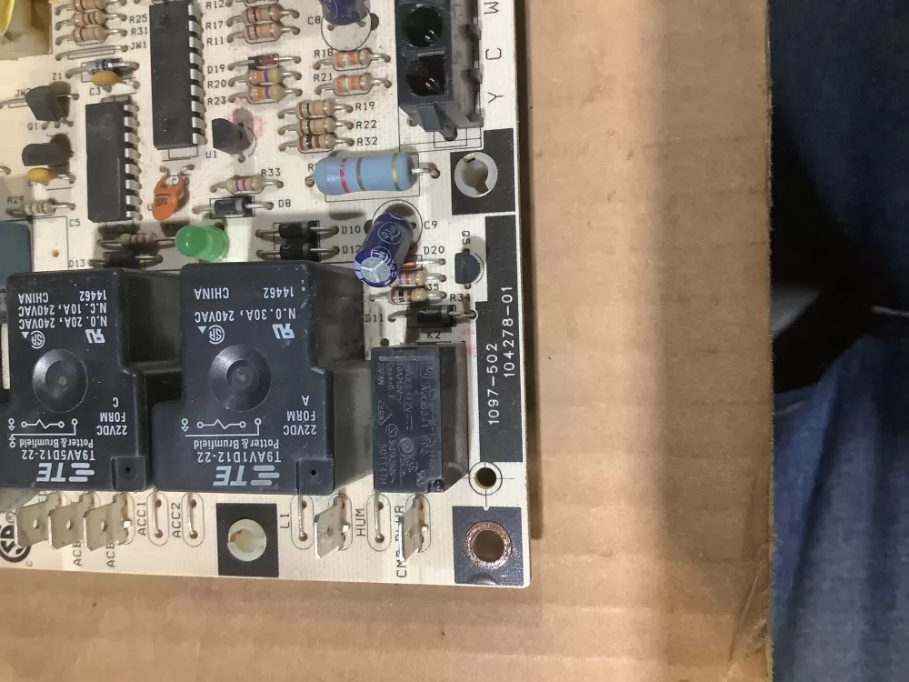 Lennox 104278-01 Furnace Control Board Honeywell AZ104790 | AR1850