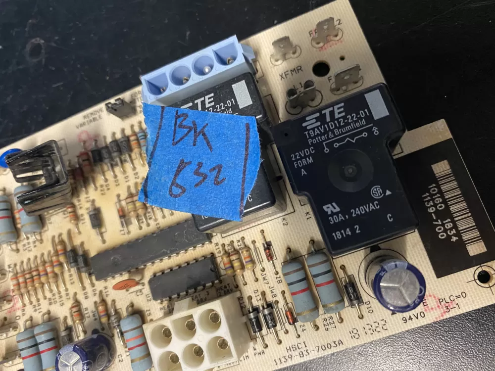 York 1139 83 7003A 700 Furnace Control Board AZ17424 | BK832