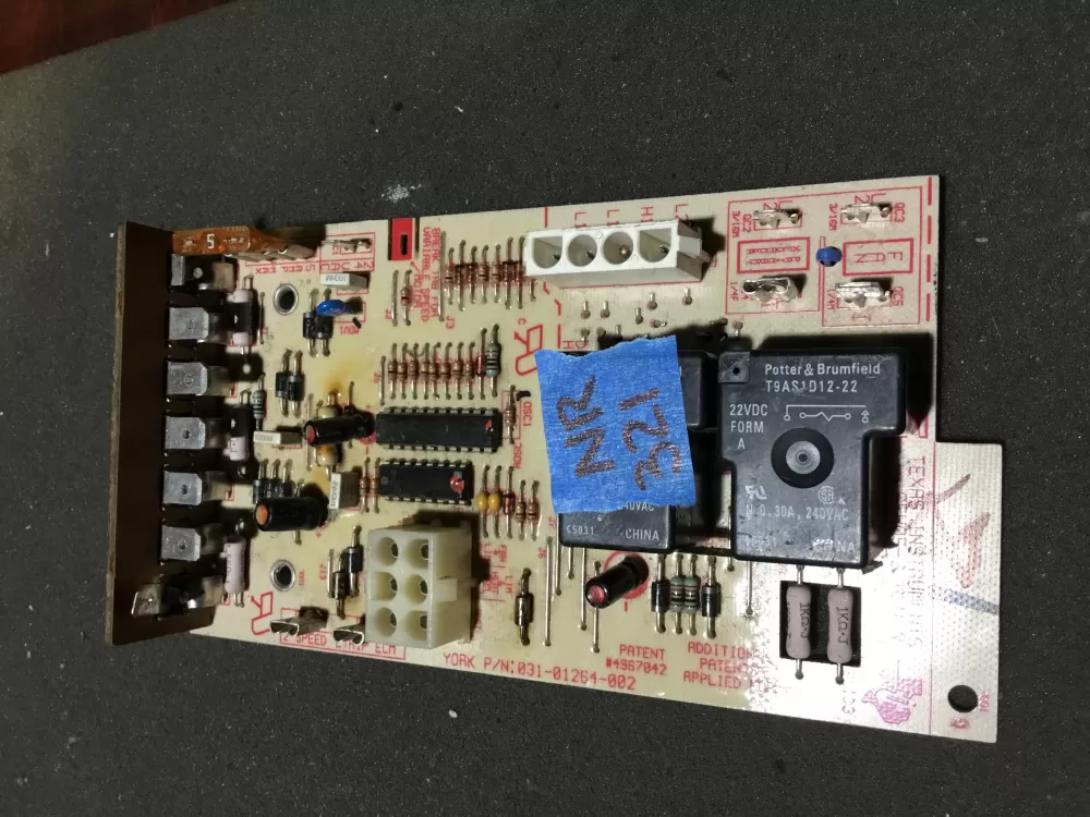 York Luxaire Coleman 031-01264-002 Furnace Control Board AZ82383 | NR321