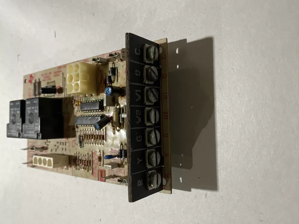 York Luxaire Coleman 031-01264-002 Furnace Control Board AZ193723 | BK574
