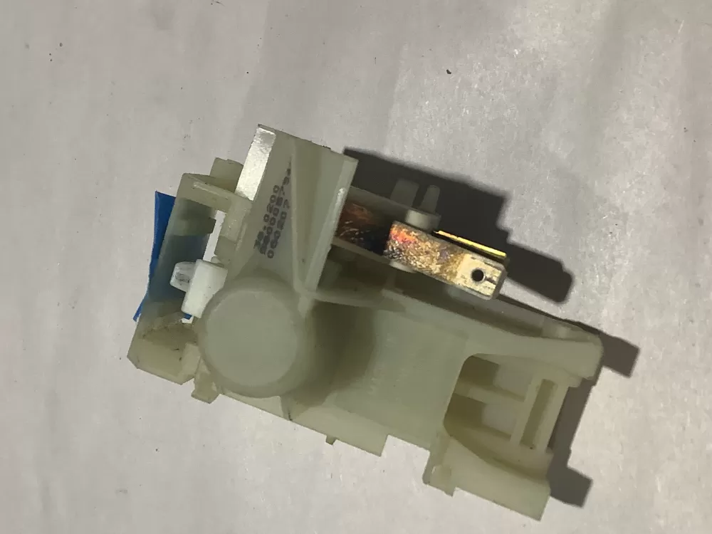 BSH / BOSCH  00187184 / 187184 / 00438026 DOOR LATCH