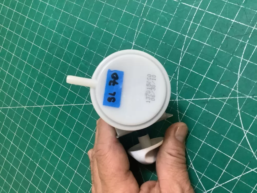 Frigidaire 137015000 Washer Pressure Switch AZ221293 | SLA70